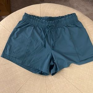 Athleta Girl Explore More 3 in shorts Size 16